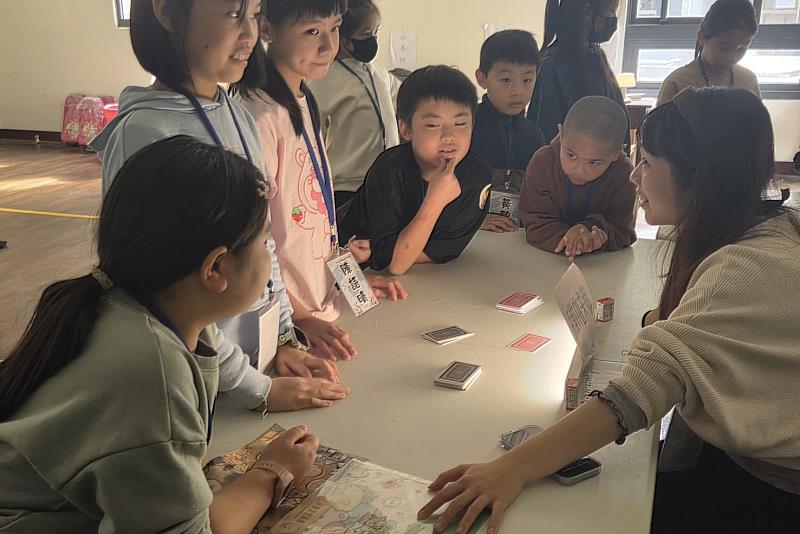 南大規劃跑關賽活動,學生運用兩天所學破解關卡,蒐集密碼鎖線索。
