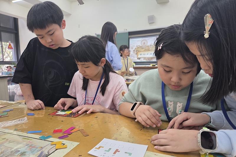 南大引導學生體驗桌遊「屋邦果」，透過圖形與空間解謎，強化邏輯與觀察力。