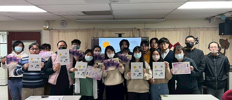 政風室發放揭弊者保護宣導摺頁與巡檢人員全體大合照。