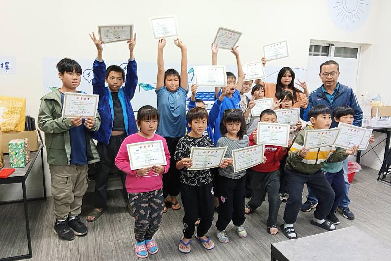 多位孩子從「太陽能小學堂」延續至向陽課輔班，在南大陪伴下開心領獎，展現學習成長。