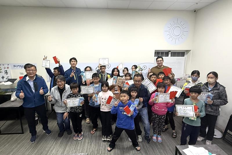 孩子們開心領取學習獎勵,呈現南大課後陪伴行動的具體學習成果。