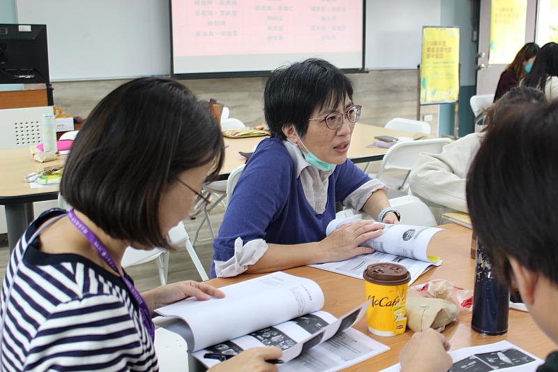 南大計畫協同主持人黃慧齡講師引導分組討論，交流社群經營與帶領經驗。