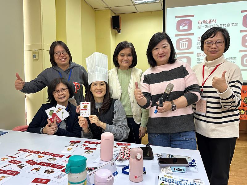 南華大學終身學院「教育版桌遊設計開發實戰班」第2期，程云美老師（右2）帶領學員分組進入實戰領域，指導學員從零到有開發出屬於自己的作品。