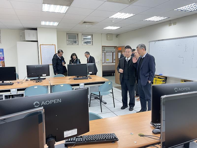 商業總會人力資源暨教育訓練委員會韋伯韜主委及董事會貴賓參觀「BIM暨ESG特色實驗室」相關設備。