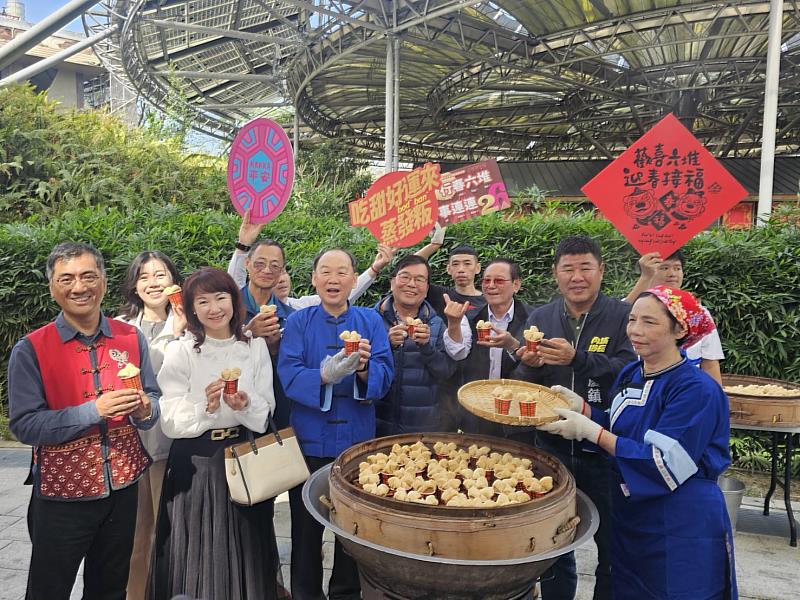 2026六堆新年福，蒸發粄開蒸籠。（左起簡明雄副主任、鍾佳濱服務處代表、楊瑞霞主任委員、蘇清泉服務處代表、謝勝信主任、黃啟仁委員、劉仕彩委員、鍾慶鎮鄉長）