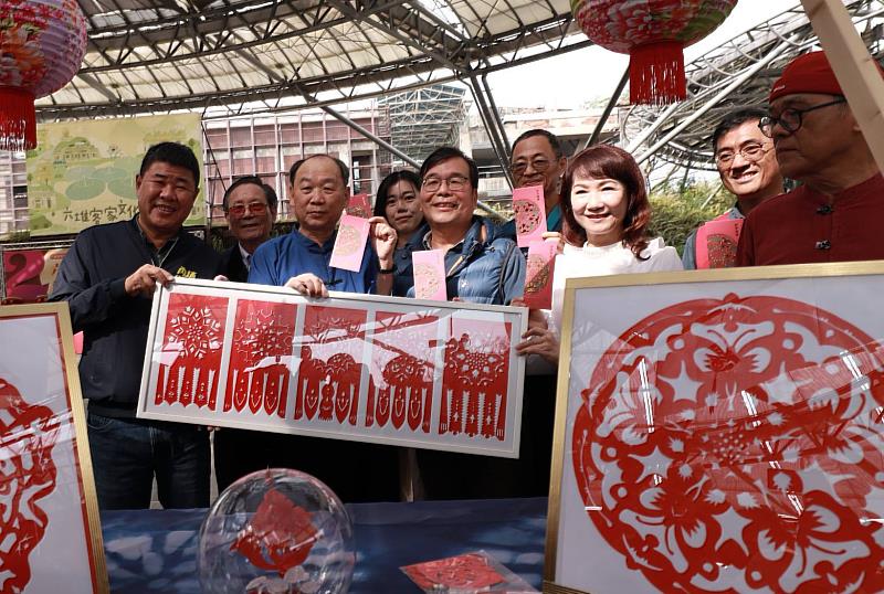 2026六堆新年福,客家剪紙藝術。(左起鍾慶鎮鄉長、劉仕彩委員、謝勝信主任、鍾佳濱服務處代表、黃啟仁委員、蘇清泉服務處代表、楊瑞霞主任委員、簡明雄副主任及剪紙老師陳榮光)
