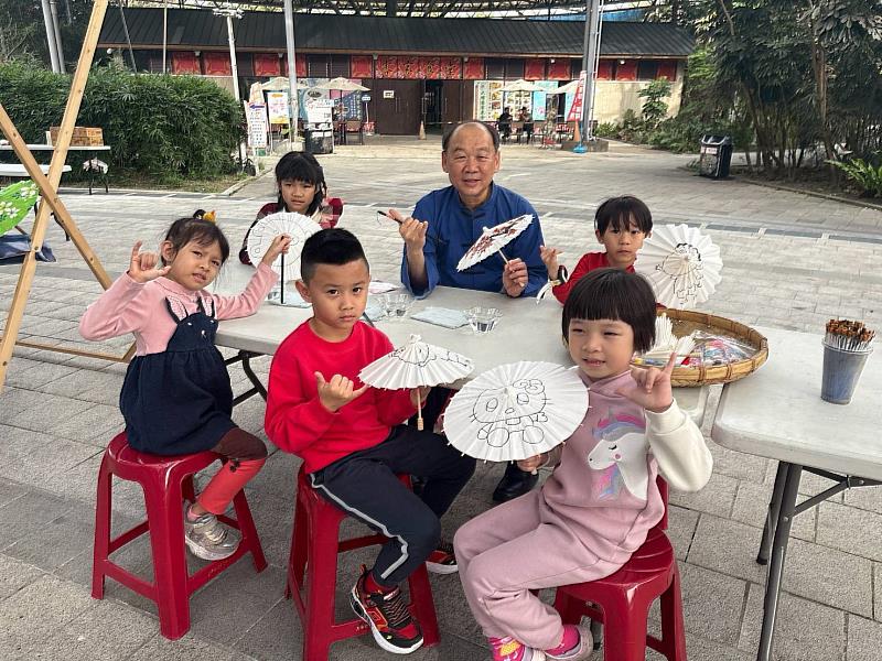 2026六堆新年福,客發中心謝勝信主任與小朋友彩繪紙傘。
