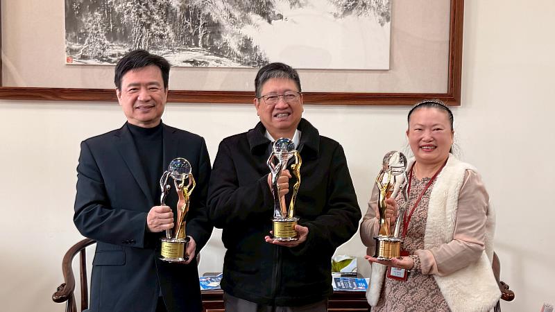 新竹縣長楊文科(中)與新竹縣醫療器材商業同業公會副理事長暨滙嘉健康生活科技股份有限公司董事長楊淑貞(右1)及新竹縣醫療器材商業同業公會公會理事長蕭文昌(左1)。