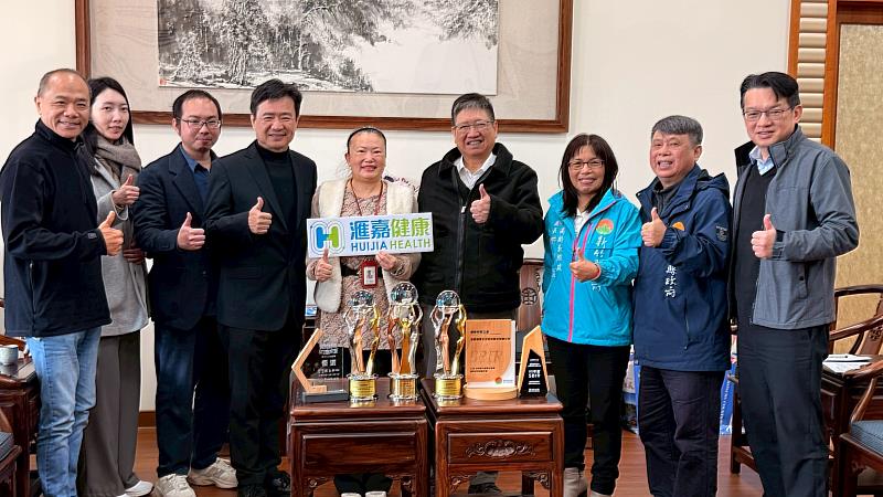 新竹縣長楊文科（右4）、高齡長照處長處長許瑜庭（右3）、新竹縣政府衛生局長殷東成（右2）、新竹縣政府國際產業發展處處長陳偉志（右1）、新竹縣醫療器材商業同業公會副理事長暨滙嘉健康生活科技股份有限公司董事長楊淑貞（左5）、新竹縣醫療器材商業同業公會公會理事長蕭文昌（左4）、滙嘉健康生活科技股份有限公司業務行銷副總葉士豪（左1）、滙嘉健康生活科技股份有限公司技術長劉智桓（左3）及滙嘉得獎團隊。
