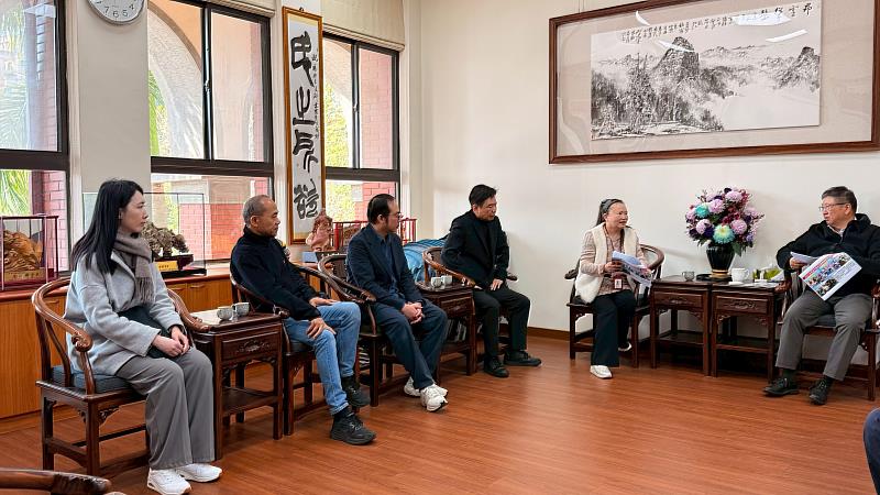 新竹縣長楊文科（右1）、新竹縣醫療器材商業同業公會副理事長暨滙嘉健康生活科技股份有限公司董事長楊淑貞（右2）、新竹縣醫療器材商業同業公會公會理事長蕭文昌（左4）、滙嘉健康生活科技股份有限公司業務行銷副總葉士豪（左2）、滙嘉健康生活科技股份有限公司技術長劉智桓（左3）及滙嘉得獎團隊。