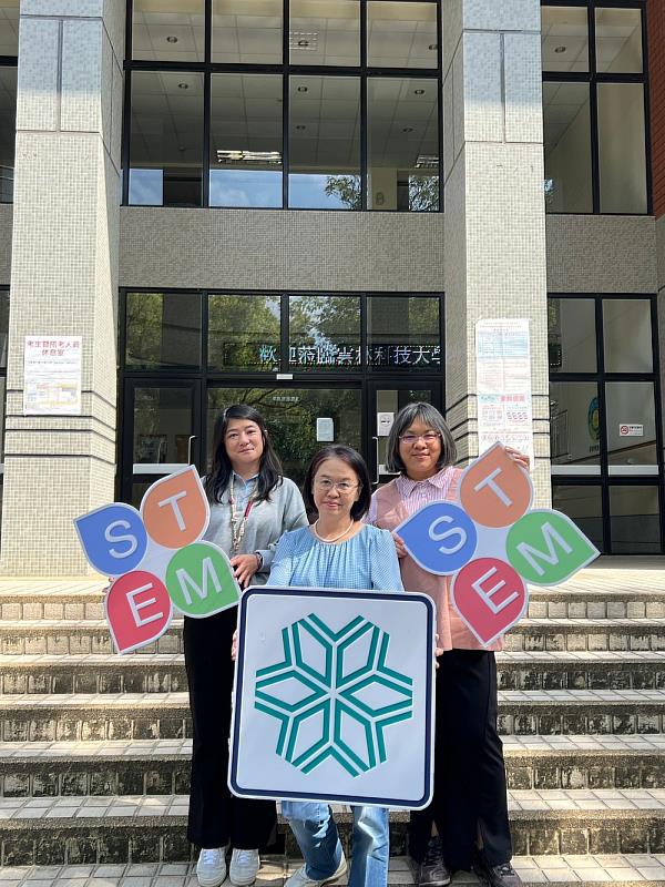 磐誠工程顧問股份有限公司代表與郭昭吟老師合影，促進產學合作與課程交流連結。