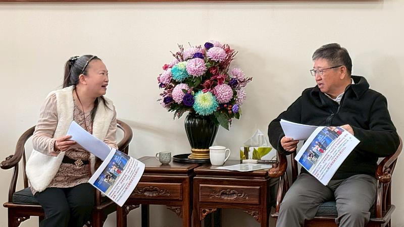 新竹縣醫療器材商業同業公會副理事長暨滙嘉健康生活科技股份有限公司董事長楊淑貞（左）向新竹縣長楊文科報告營運成果與國際布局簡報。