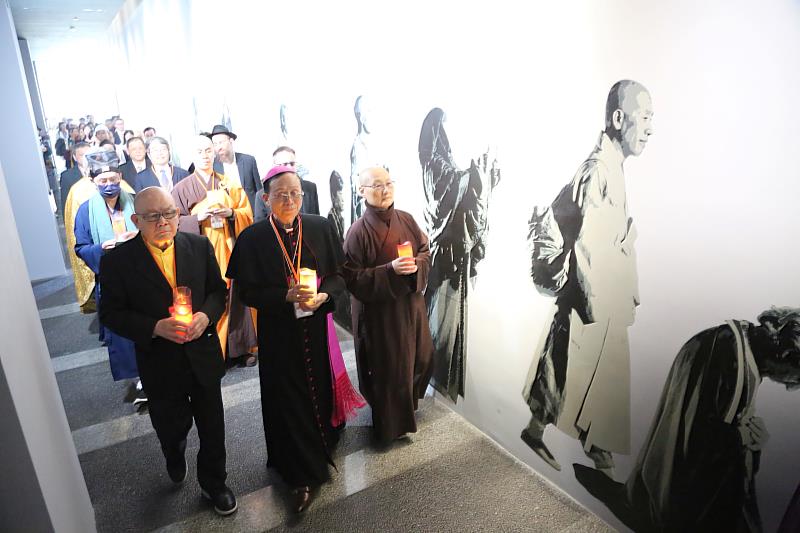 「和諧同行、青年朝聖之旅」隊伍，從世界宗教博物館朝聖步道啟程。（圖由世界宗教博物館提供）