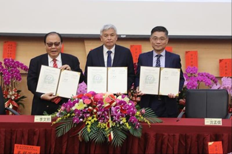 成功大學沈孟儒校長(右)與澎湖科技大學李文熙校長(中)、澎湖縣縣長陳光復(左)共同簽署合作備忘錄。