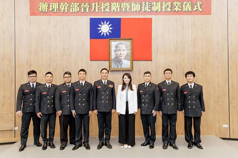 市長高虹安向7位幹部授階，象徵責任的正式交付。