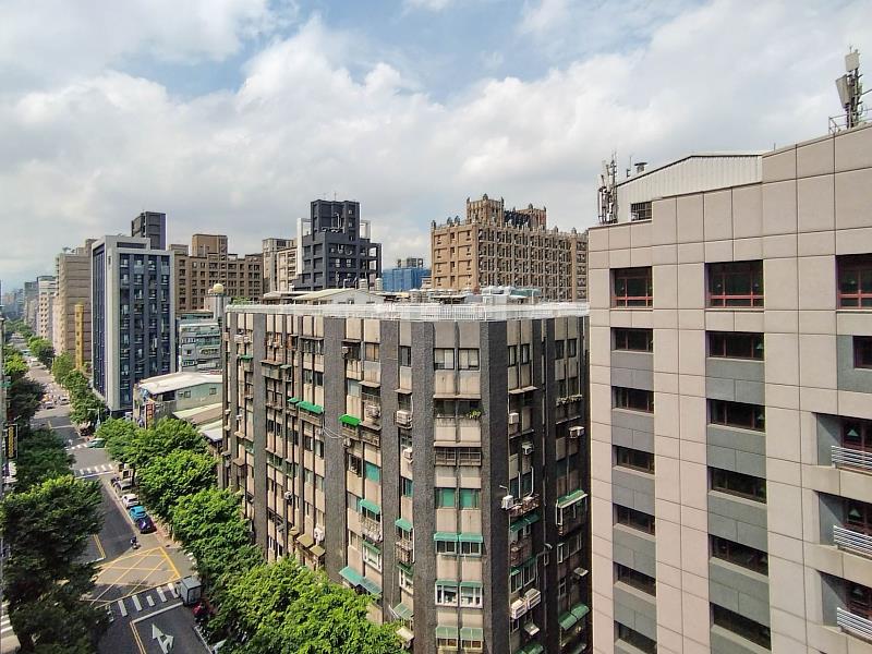 中山區林森北路近一年電梯大樓平均總價為1412萬元，名列第2便宜，交易量更高達96件，為榜上第1。（房市示意圖）