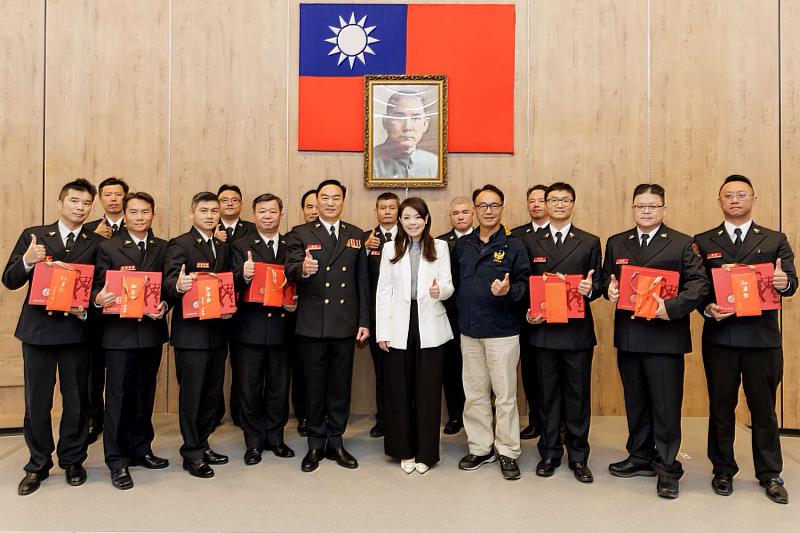 市長高虹安頒發春節加菜金，向消防同仁表達誠摯感謝。