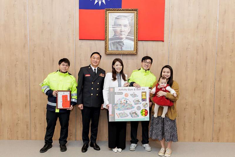 市長高虹安頒發感謝狀，肯定消防同仁順利執行孕婦急產救護案件。