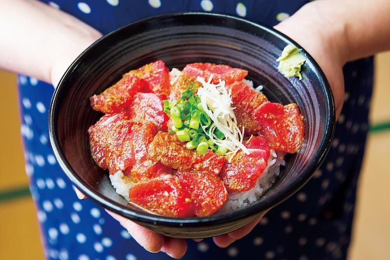 日向丼是津久見的名物，這是以黑鮪魚切片後拌上芝麻、醬油、砂糖等製作的芝麻醬料，然後放在熱騰騰的白飯上做成丼飯，再灑上一點蔥花，又香又美觀，讓人垂涎欲滴，賞花之餘也不要錯過這個美味喔！