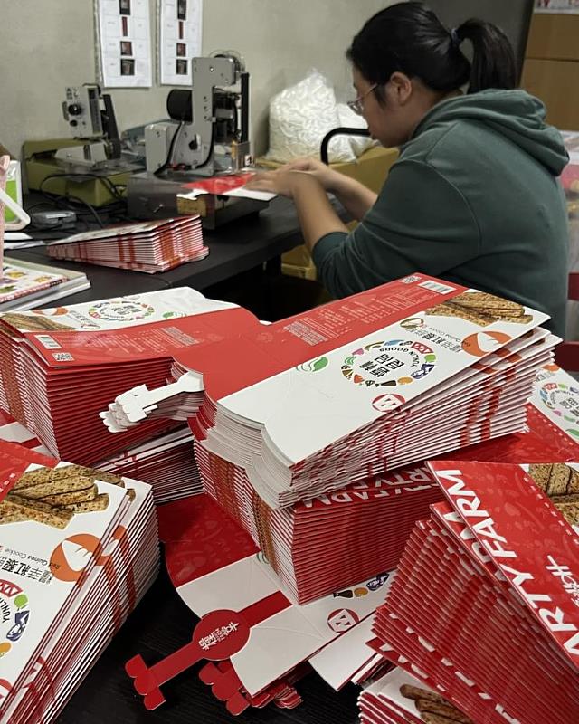 「糧莘庇護農場」小作所學員折禮盒。（頂新和德文教基金會提供）