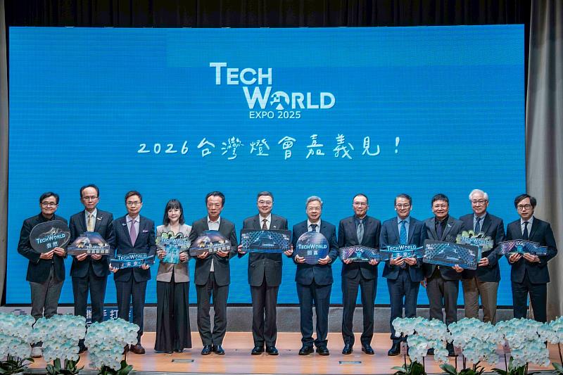 行政院卓院長、經濟部龔部長、嘉義縣翁縣長及執行團隊出席記者會。