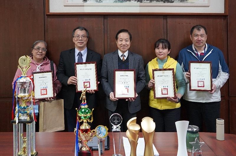 楊朝棟圖資長及圖資處同仁於行政會議獻獎,展現東海大學學術資源豐碩成果。