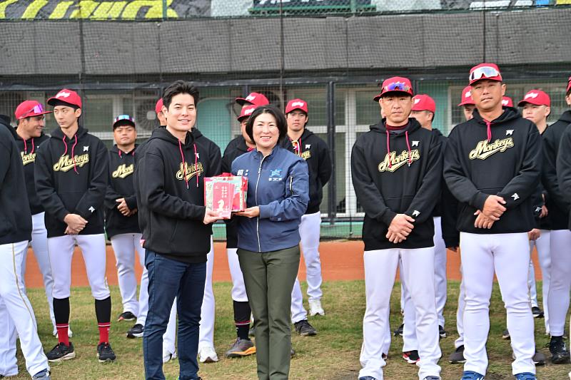 樂天桃猿春訓進駐臺東 饒慶鈴：攜球團深化基層交流 帶動運動觀光經濟