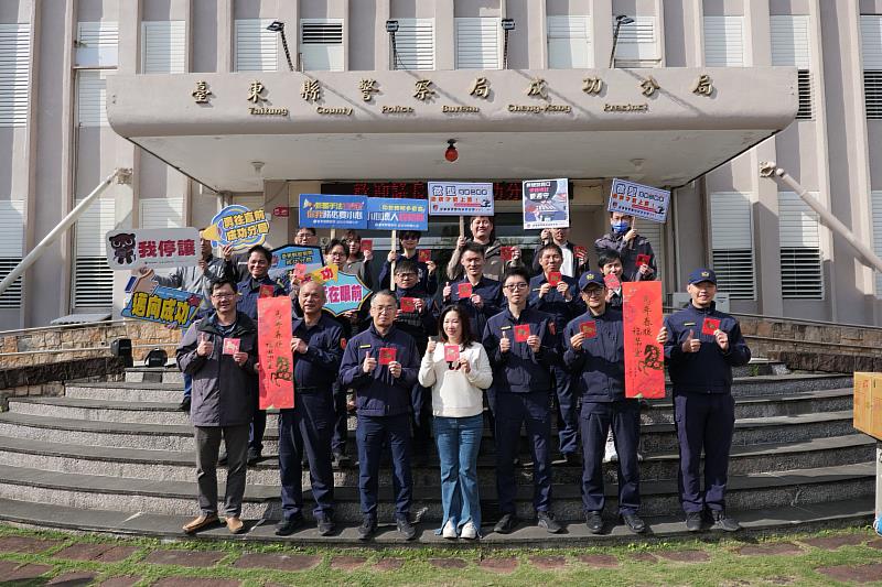 臺東縣議長吳秀華春節前夕慰問成功分局 為基層警力暖心打氣   