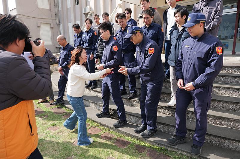 議長吳秀華春節前夕慰問成功分局 為基層警力暖心打氣