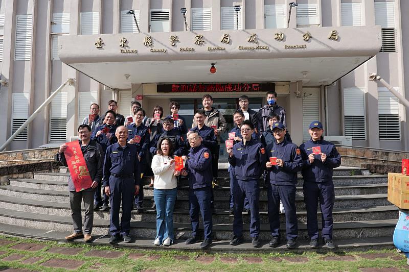 議長吳秀華春節前夕慰問成功分局 為基層警力暖心打氣