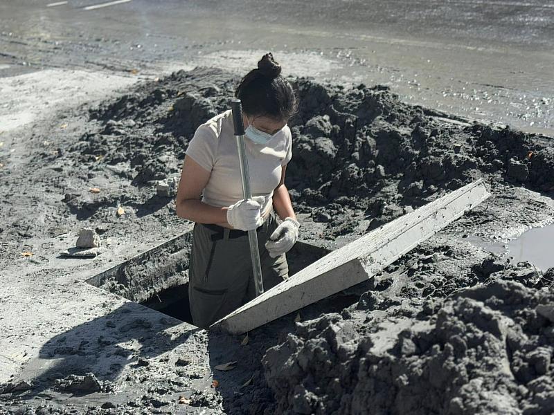 花蓮馬太鞍溪因強震與颱風外圍環流影響引發嚴重山崩與堰塞湖潰堤,暨大社工系二年級熊亮心於關鍵的「黃金第二週」,投入災後重建。