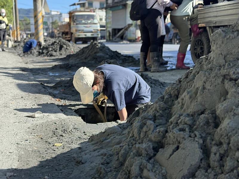 花蓮馬太鞍溪因強震與颱風外圍環流影響引發嚴重山崩與堰塞湖潰堤，暨大社工系二年級熊亮心於關鍵的「黃金第二週」，投入災後重建。