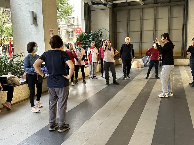 教練叮嚀長輩正確健康知識。