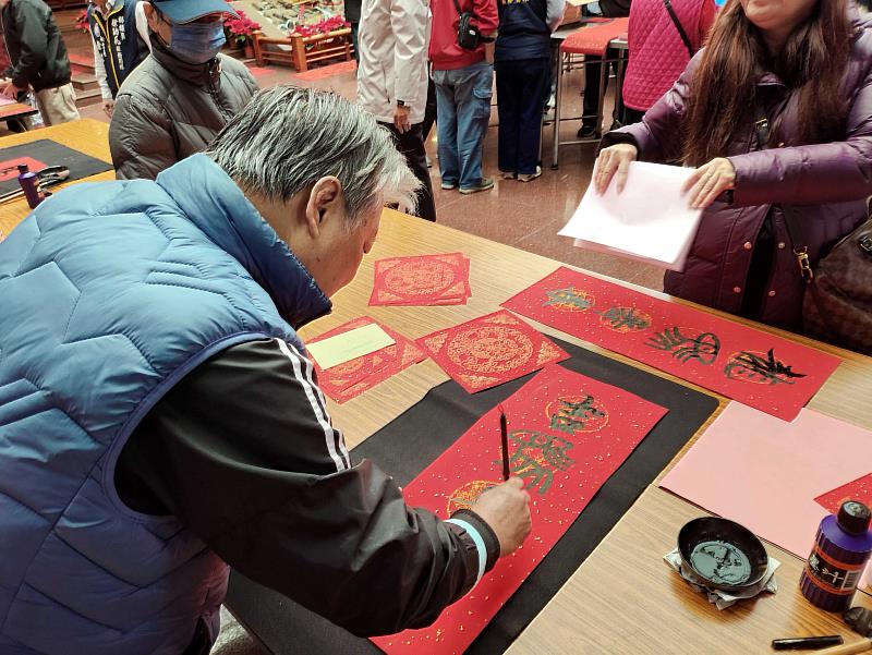 「扶弱送愛.傳愛台灣-新春贈春聯活動」苗栗縣救國團攜手頭份市團委會溫暖在地民眾