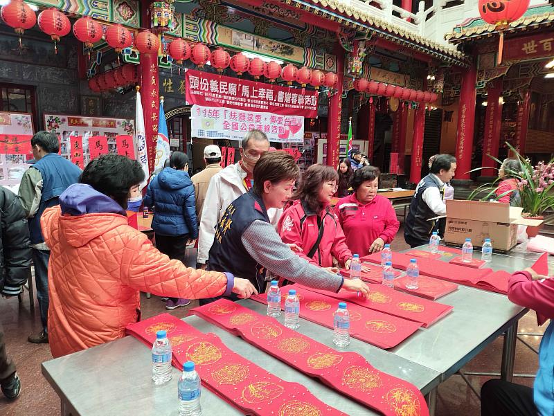 「扶弱送愛.傳愛台灣-新春贈春聯活動」苗栗縣救國團攜手頭份市團委會溫暖在地民眾