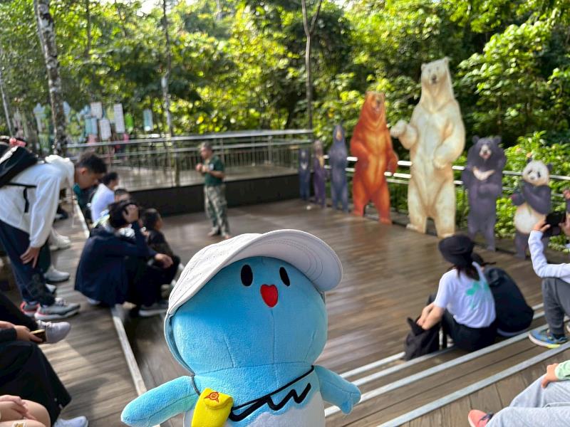 皮卡國際親善大使一起跟學生出訪共學。