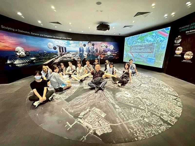 數位實中科技感的國際教育旅行。