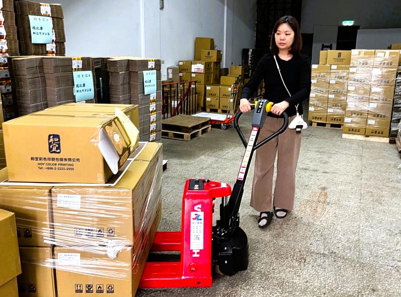 勞動部「勞工就業通計畫」整合僱用獎助、工作崗位訓練與職務再設計資源。丁小姐透過職務再設計資源導入的拖板車，讓搬運工作更輕鬆有效率。