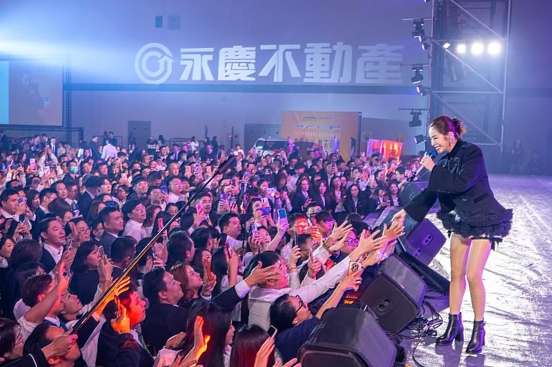 平民天后徐懷鈺帶來多首經典神曲,引發全場6千多人陷入回憶殺!(永慶房產集團提供)