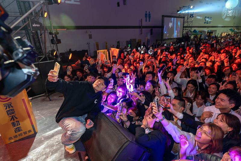 台語嘻哈天團玖壹壹超強舞台魅力，讓現場嗨到不行！（永慶房產集團提供）