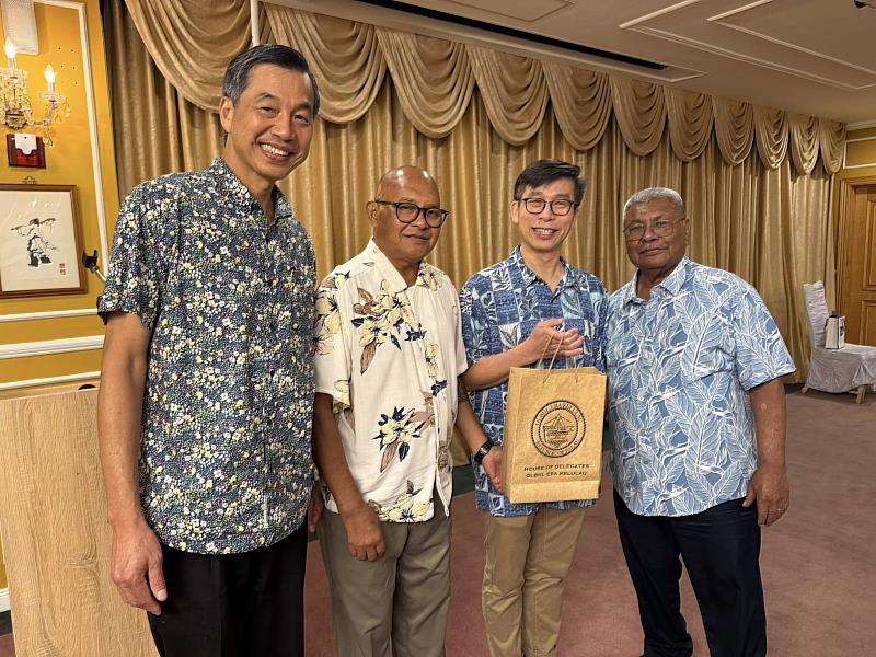 「台灣與帛琉國會議員聯誼會」會長立法委員鍾佳濱(右2)獲眾議院議長Gibson Kenai(左2)、參議院議場領袖 Kerai Mariur(右1)贈禮,中華民國駐帛琉大使陳剛毅(左1)陪同。