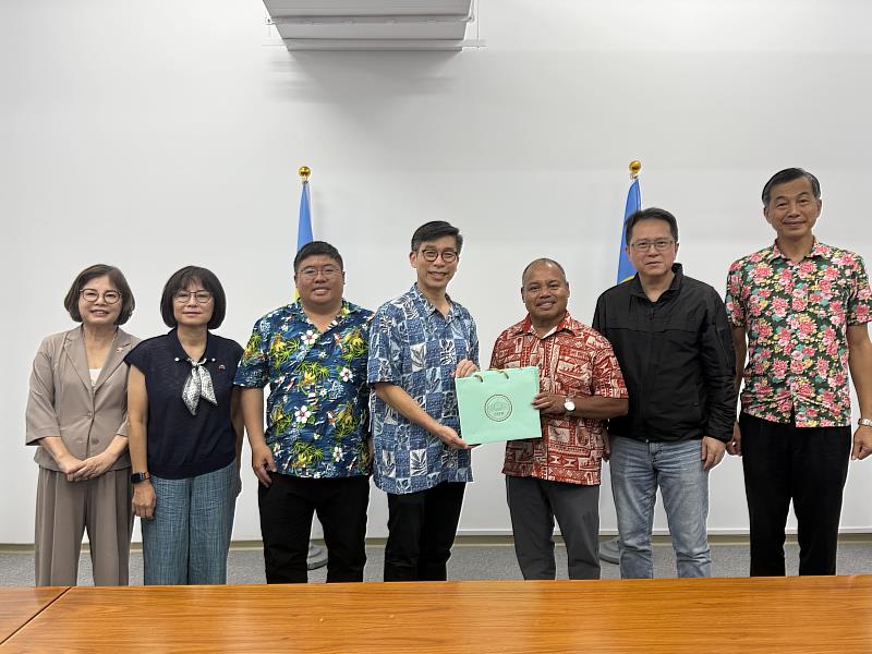 中華民國駐帛琉大使陳剛毅（右1）、「臺灣與帛琉國會議員聯誼會」會長、立法委員鍾佳濱（中）、立法委員蔡易餘（左3）、林月琴（左2）、邱志偉（右2）及賴惠員（左1）與帛琉副總統歐宜樓（Raynold “Arnold” Oilouch）（右3）合影。