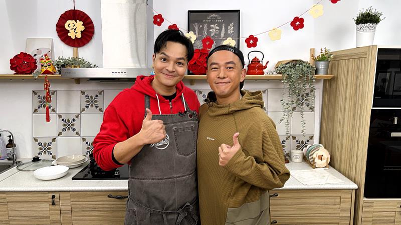 《爸爸回家做晚飯》年節特輯，廚佛Fred攜手暖爸阿Ben下廚同樂，邊做菜邊分享育兒經與家庭日常。