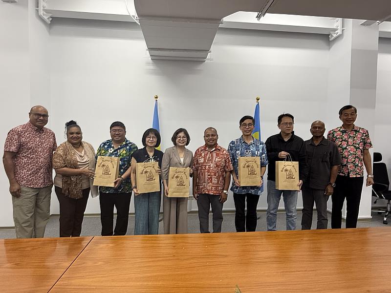 中華民國駐帛琉大使陳剛毅（右1）、「臺灣與帛琉國會議員聯誼會」會長、立法委員鍾佳濱（右4）、立法委員蔡易餘（左3）、林月琴（左2）、邱志偉（右3）及賴惠員（左5）與帛琉副總統歐宜樓（Raynold “Arnold” Oilouch）（右5）、帛琉公共基礎建設與工業部長歐比揚（Charles Obichang）（右2）、人力資源、文化、觀光與發展部長曼尼萊（Ngiraibelas Tmetuchl）（左1）及司法部長歐格麗（Jennifer Olegeriil）（左2）合影。