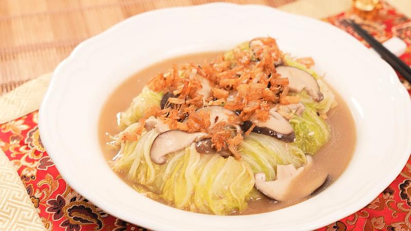 「花開富貴白菜捲」細火慢煨帶出食材原味，象徵團圓與好兆頭。