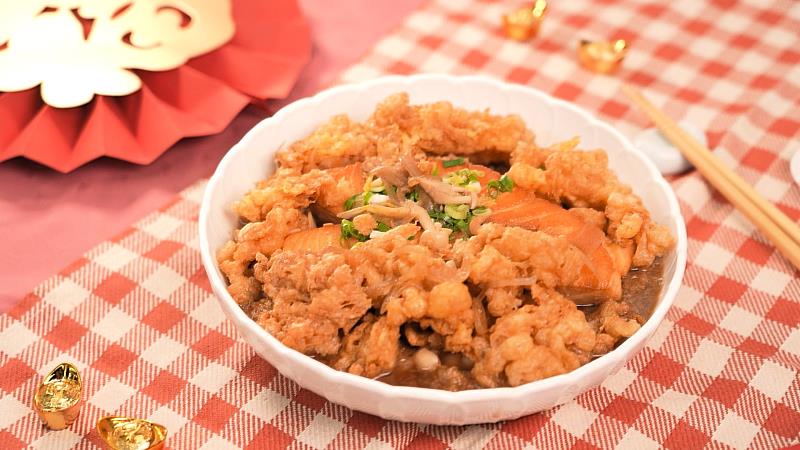 「什錦娃娃菜鮭魚燒」以香煎鮭魚搭配娃娃菜與蛋酥增添口感,層次豐富又不失清爽。