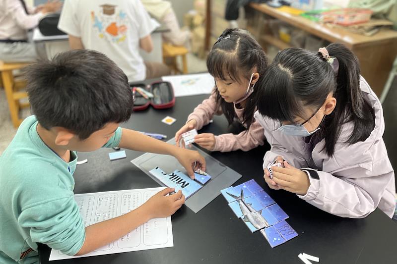 南大師資生帶領學生透過拼圖活動認識家鄉特色,以虱目魚為主題連結在地文化與學習內容。