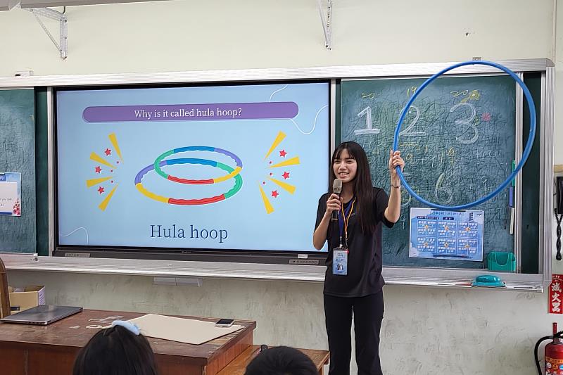 南大師資生於雙語體育課程中，以英語指令引導學生進行呼拉圈練習，讓語言學習融入身體活動。