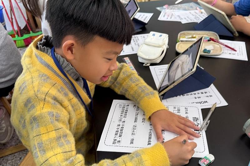 南大師資培育中心以科技融入教學，引導學生運用平板進行文字創作，體驗雙語與科技結合的學習方式。