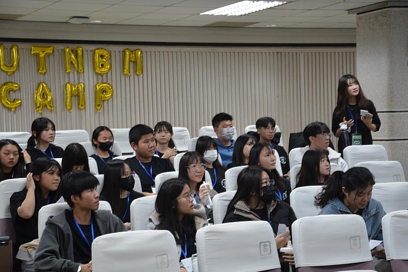 來自全台各地的高中生齊聚南大經管營，展開管理與商業模式的探索旅程。